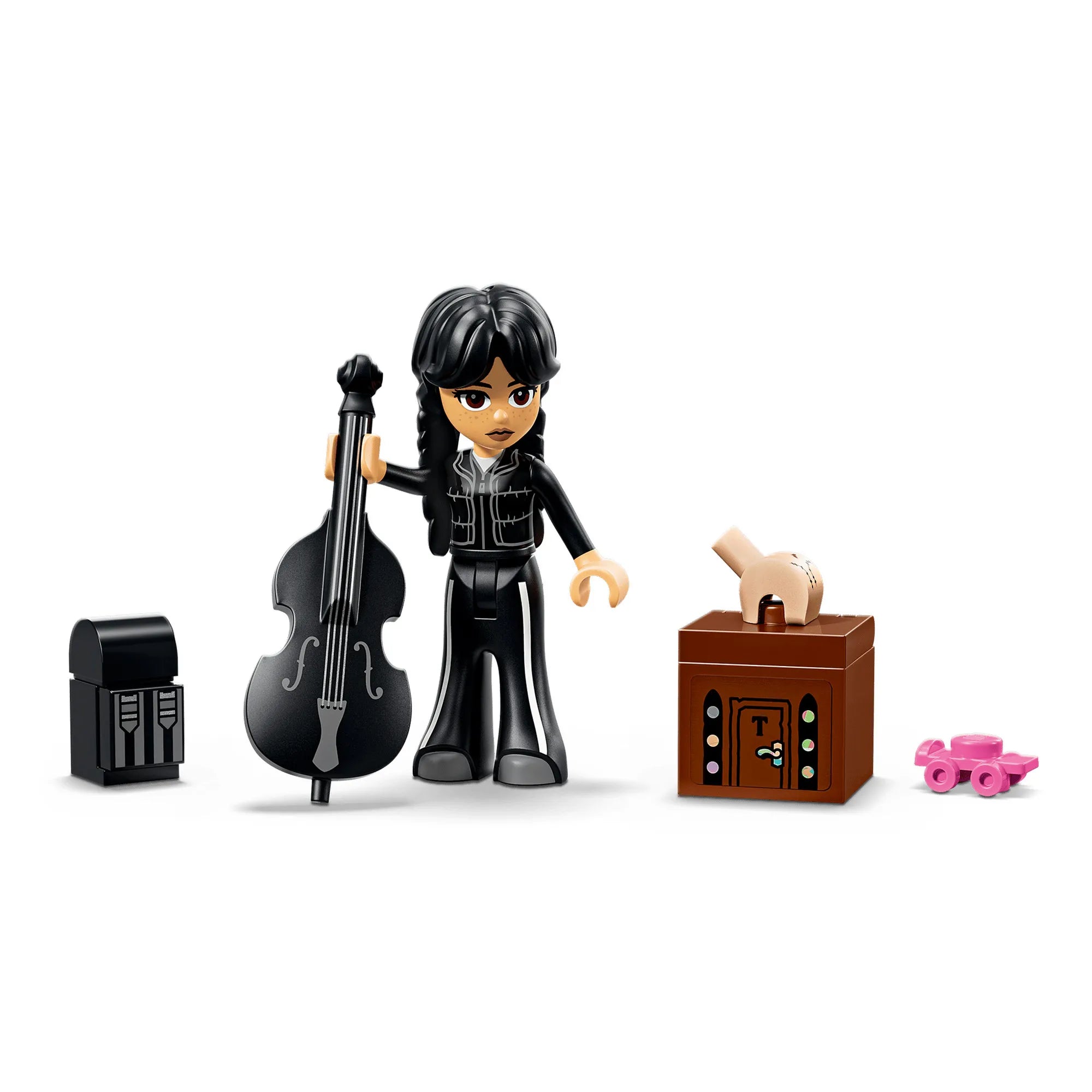 LEGO Wednesday figura fekete ruhában, mellette fekete cselló, Izé figurája, rózsaszín görkorcsolya és barna kiegészítő.
