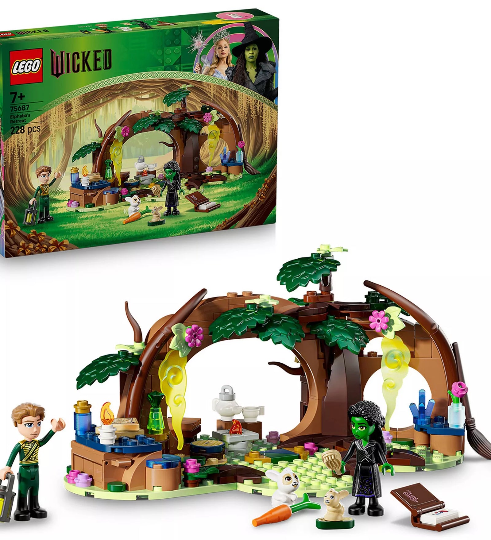 A LEGO Wicked Elphaba’s Retreat (75687) doboza és a teljesen felépített erdei rejtekhely Elphabával, állatokkal és kiegészítőkkel.