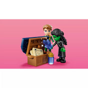 Elphaba és a fiú minifigura a LEGO Wicked Elphaba’s Retreat (75687) készletből egy kincsesládában rejtett kristályokat fedeznek fel.