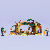 A LEGO Wicked Elphaba’s Retreat (75687) teljes építménye Elphabával, a fiú karakterrel és állatfigurákkal az erdei rejtekhely előtt.