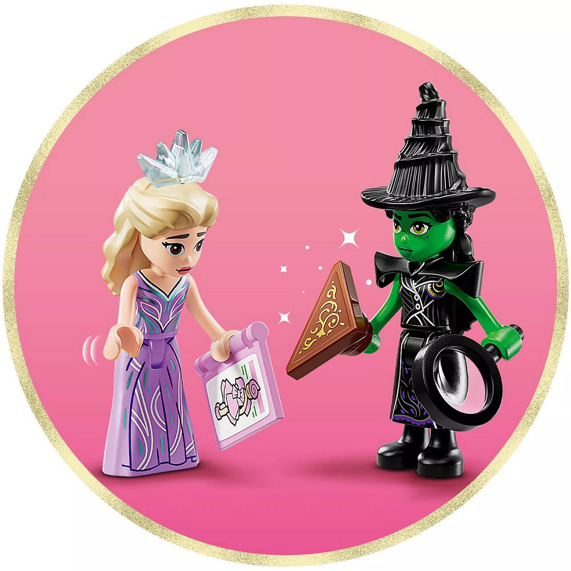 A LEGO Wicked – Emerald City & Kiamo Ko Castle (75689) két figurája: Glinda és Elphaba, kiegészítőkkel rózsaszín háttér előtt.