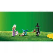 A LEGO Wicked – Emerald City & Kiamo Ko Castle (75689) figurái a füves tájon állva, kiegészítőkkel.