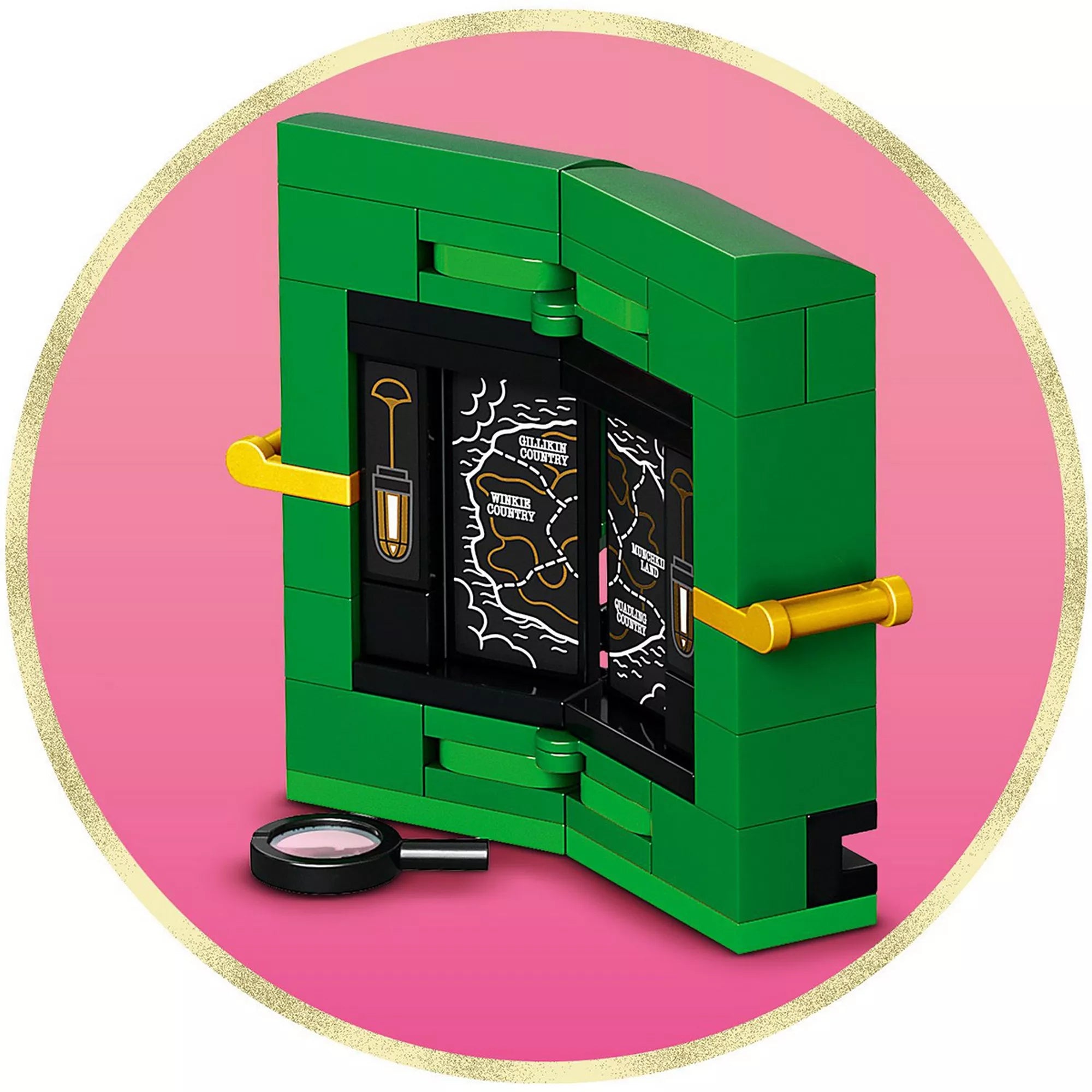 A LEGO Wicked – Emerald City & Kiamo Ko Castle (75689) térképes kiegészítője nagyítóval, rózsaszín háttéren.