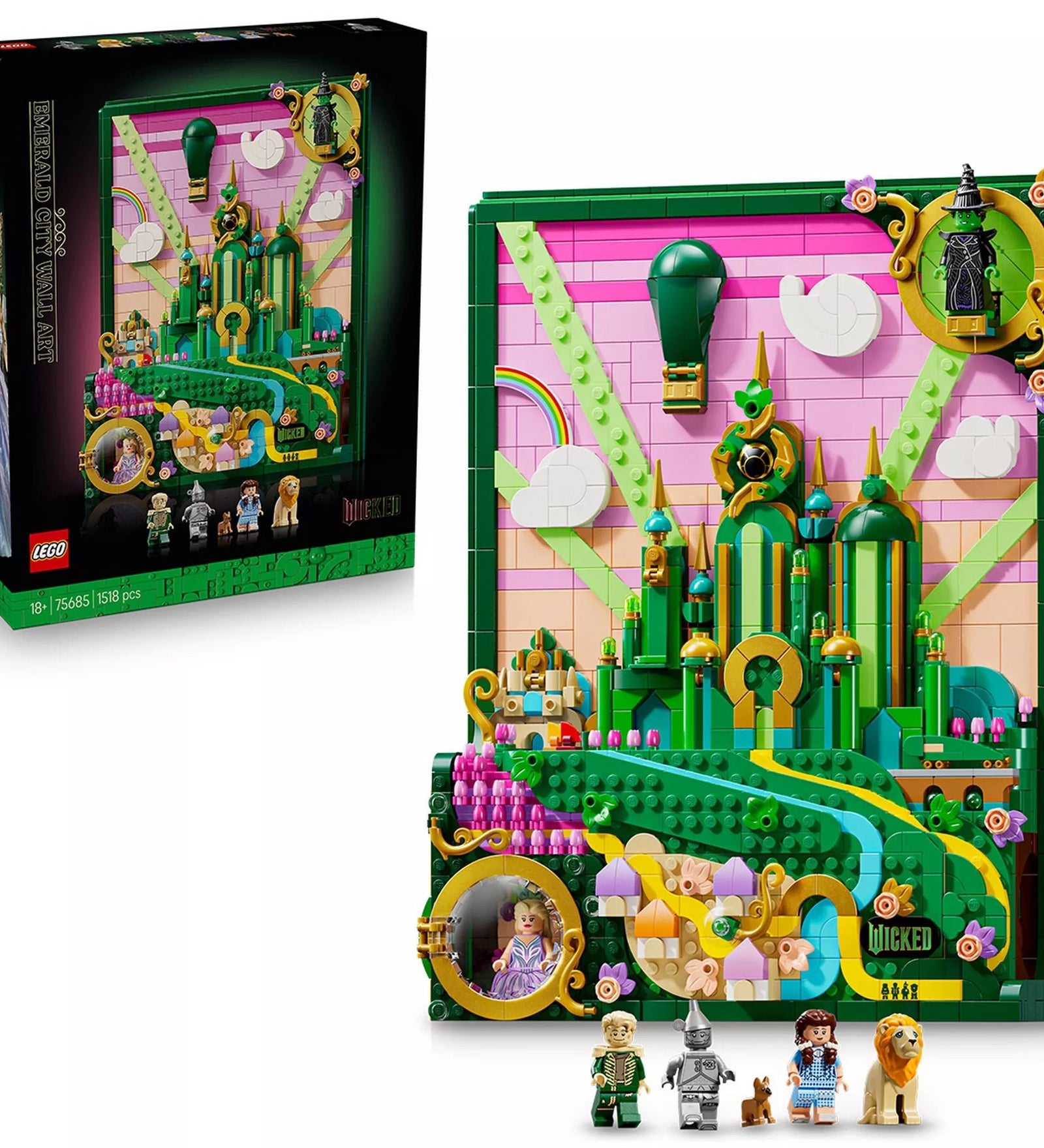 A LEGO Wicked Emerald City falikép (75685) doboza és a teljes megépített készlet egymás mellett. A 3D-s jelenet színes tornyai, a sárga ösvény, Glinda és Elphaba keretei, valamint a hat minifigura együtt láthatók, hangsúlyozva a készlet részletgazdag kialakítását.
