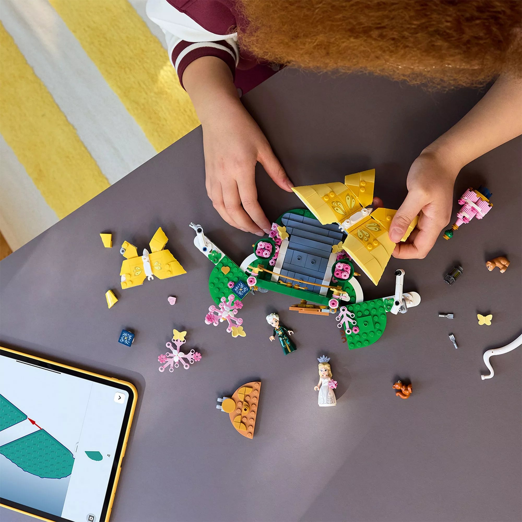 A LEGO Wicked: Glinda esküvője (75688) készlet építés közben, szétszórt elemekkel és a nagy sárga pillangó szárnyával.