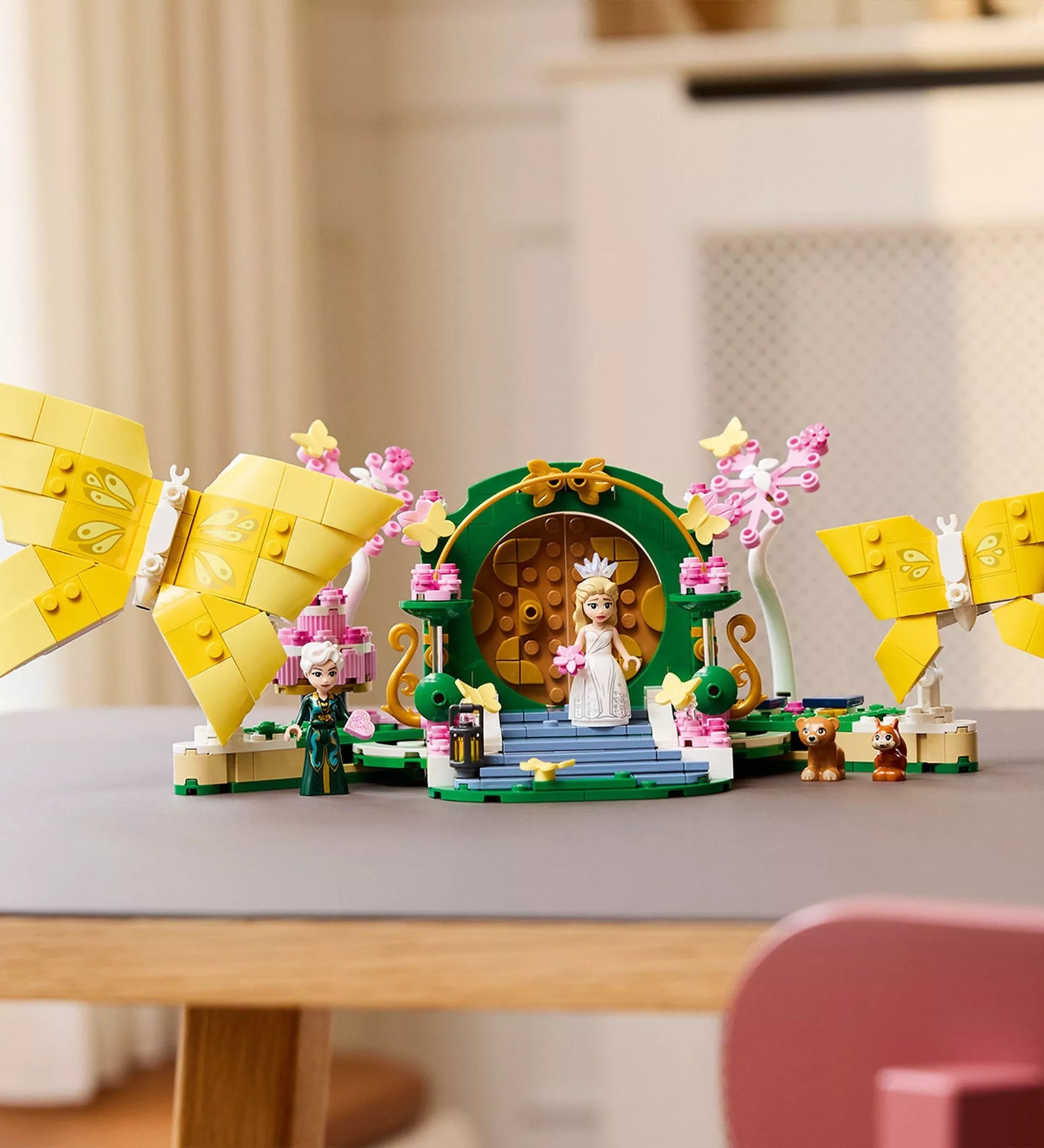 A LEGO Wicked: Glinda esküvője (75688) teljes jelenete asztalon, Glindával, Shiz professzorral és az óriás pillangókkal.
