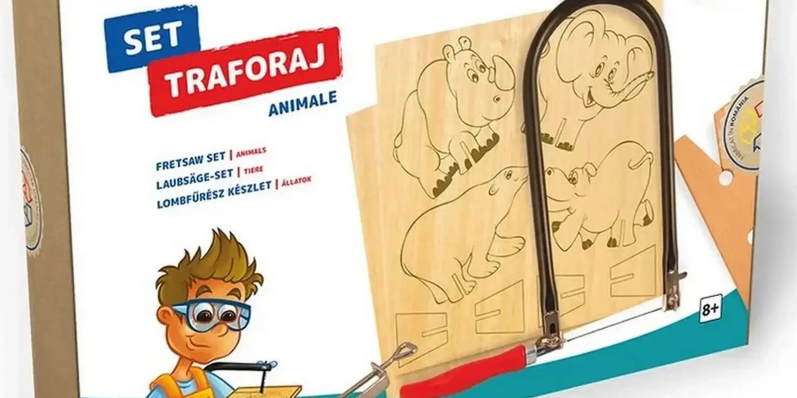 Lombfűrész készlet mintás rétegelt falapokkal, többnyelvű utasításokkal, dobozán állatfigurákkal, lombfűrésszel és rajzolt kisfiúval.
