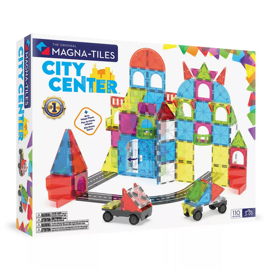 A MAGNA-TILES City Center doboza, amelyen egy színes, áttetsző városi építmény látható két kisautóval és útelemekkel. A készlet 110 darabot tartalmaz, köztük microMAGS elemeket.
