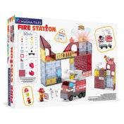 A Magna-Tiles Fire Station doboza hatulrol, a felépített állomással, tűzoltóautóval és figurákkal, 50 darabos mágneses építőszettként bemutatva.