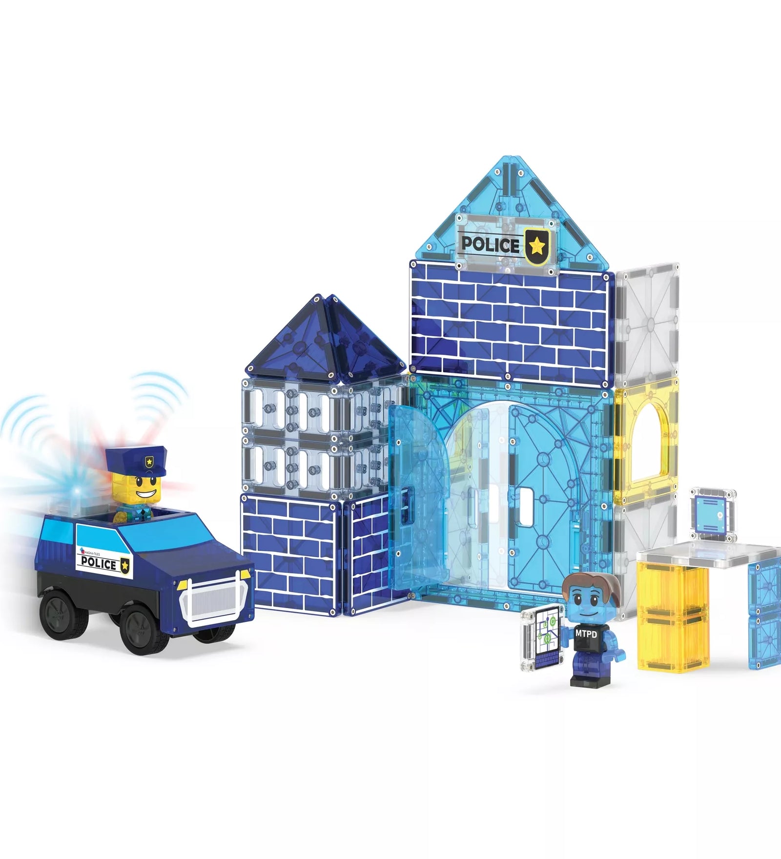 Két rendőrfigura a MAGNA-TILES Police Station készletből, mellettük a kék és sárga mágneses elemekből épített rendőrtorony. A részletesen kidolgozott karakterek és áttetsző építőelemek fokozzák a kreatív játékélményt.