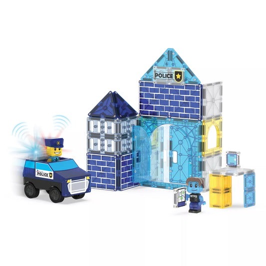 Két rendőrfigura a MAGNA-TILES Police Station készletből, mellettük a kék és sárga mágneses elemekből épített rendőrtorony. A részletesen kidolgozott karakterek és áttetsző építőelemek fokozzák a kreatív játékélményt.