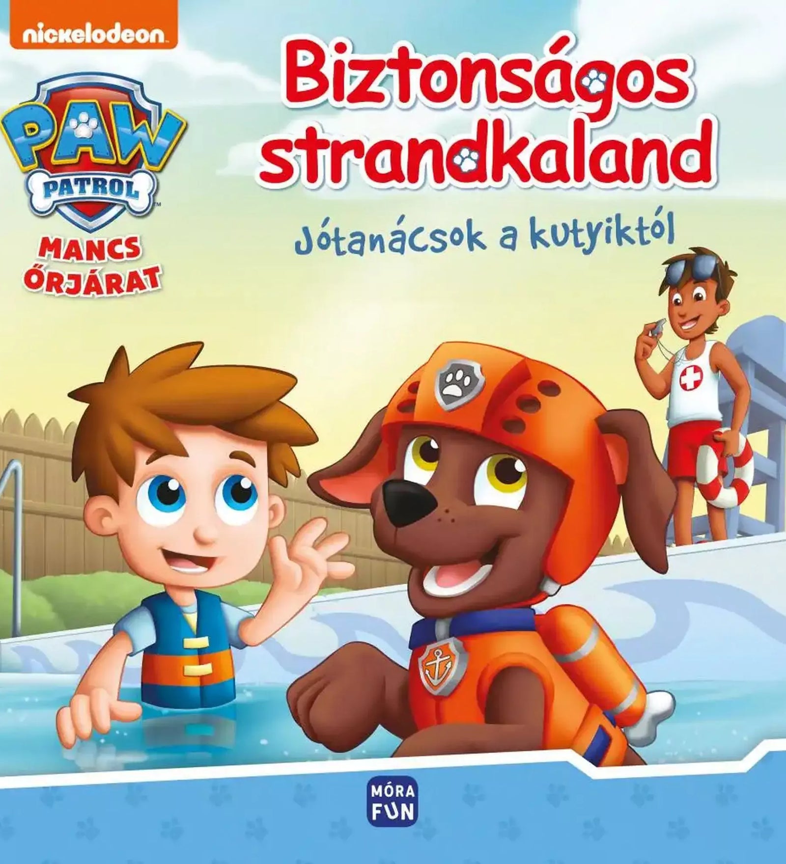 A „Mancs Őrjárat – Biztonságos strandkaland” című gyerekkönyv borítója, amelyen egy kisfiú és Zuma, a narancssárga mentőfelszerelést viselő kutya együtt pancsolnak a medencében, háttérben egy életmentő fiúval.