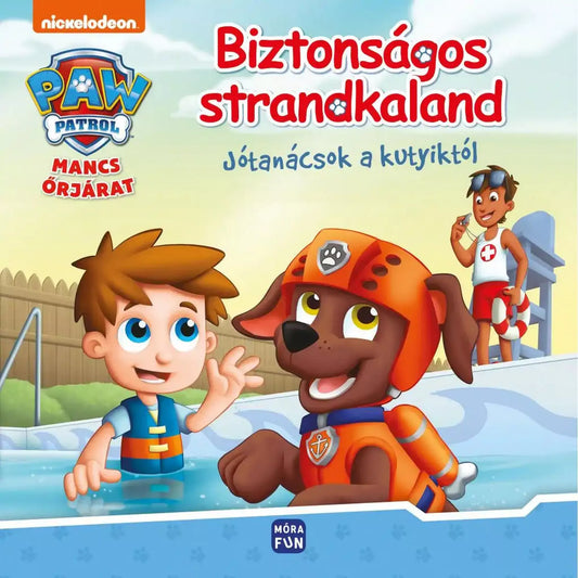 A „Mancs Őrjárat – Biztonságos strandkaland” című gyerekkönyv borítója, amelyen egy kisfiú és Zuma, a narancssárga mentőfelszerelést viselő kutya együtt pancsolnak a medencében, háttérben egy életmentő fiúval.