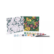 A Botanikai variációk számozott festőkészlet tartalma: két festőlap – egyik fekete-fehér számozott rajzzal, a másik élénk színekkel kifestve –, előttük 16 tégely festék számozással és két ecset. A készlet témája virágok, levelek, lepkék és kerti rovarok részletes botanikai kompozíciója.