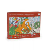 Moulin Roty Számozott festőkészlet – Kert doboza, amelyen egy rókacsalád látható virágokkal teli mezőn. A csomagolás jelzi, hogy 3 számozott festőlapot tartalmaz, valamint a 8 éves kortól ajánlott életkort. A doboz alsó részén a festékek színmintái is megjelennek.