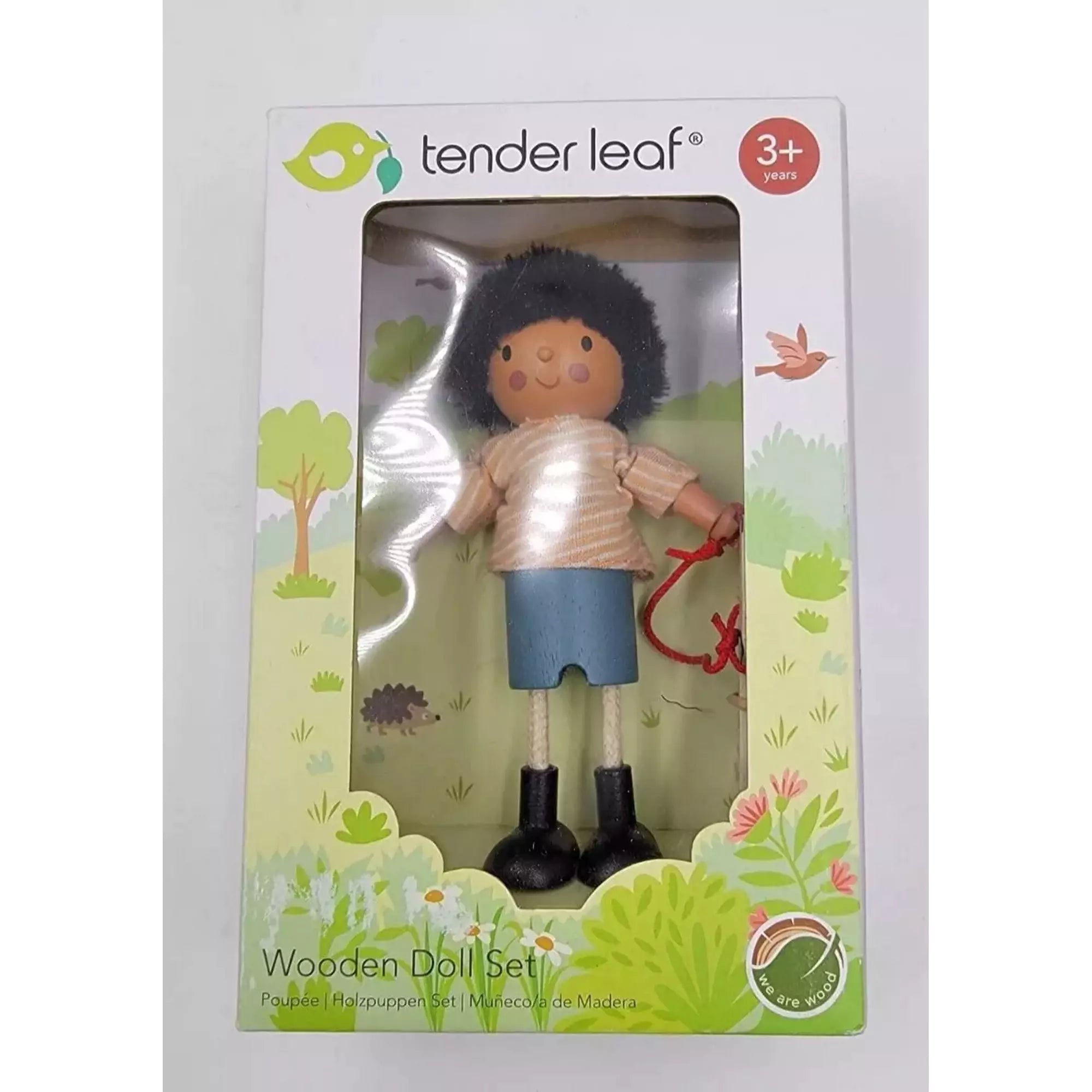 Mr. Forrester és a kutyája, Tender Leaf Toys TL8149 – A csomagolásban lévő Mr. Forrester fafigura, kezében egy piros pórázon vezetett kutyával.