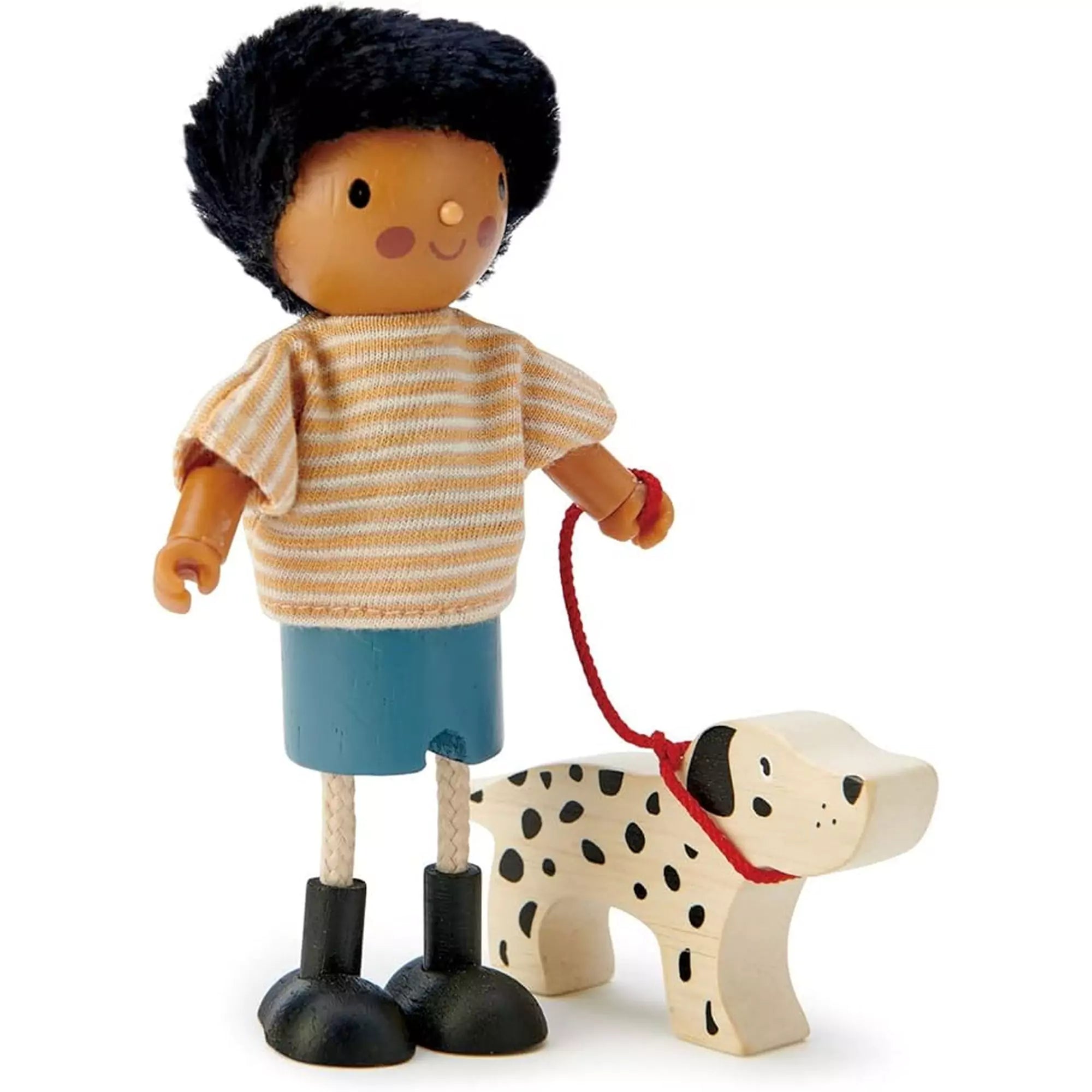 Mr. Forrester és a kutyája, Tender Leaf Toys TL8149 – Mr. Forrester közelről, csíkos pólóban, kék nadrágban, fekete csizmában, pórázon vezetett dalmata kutyájával.