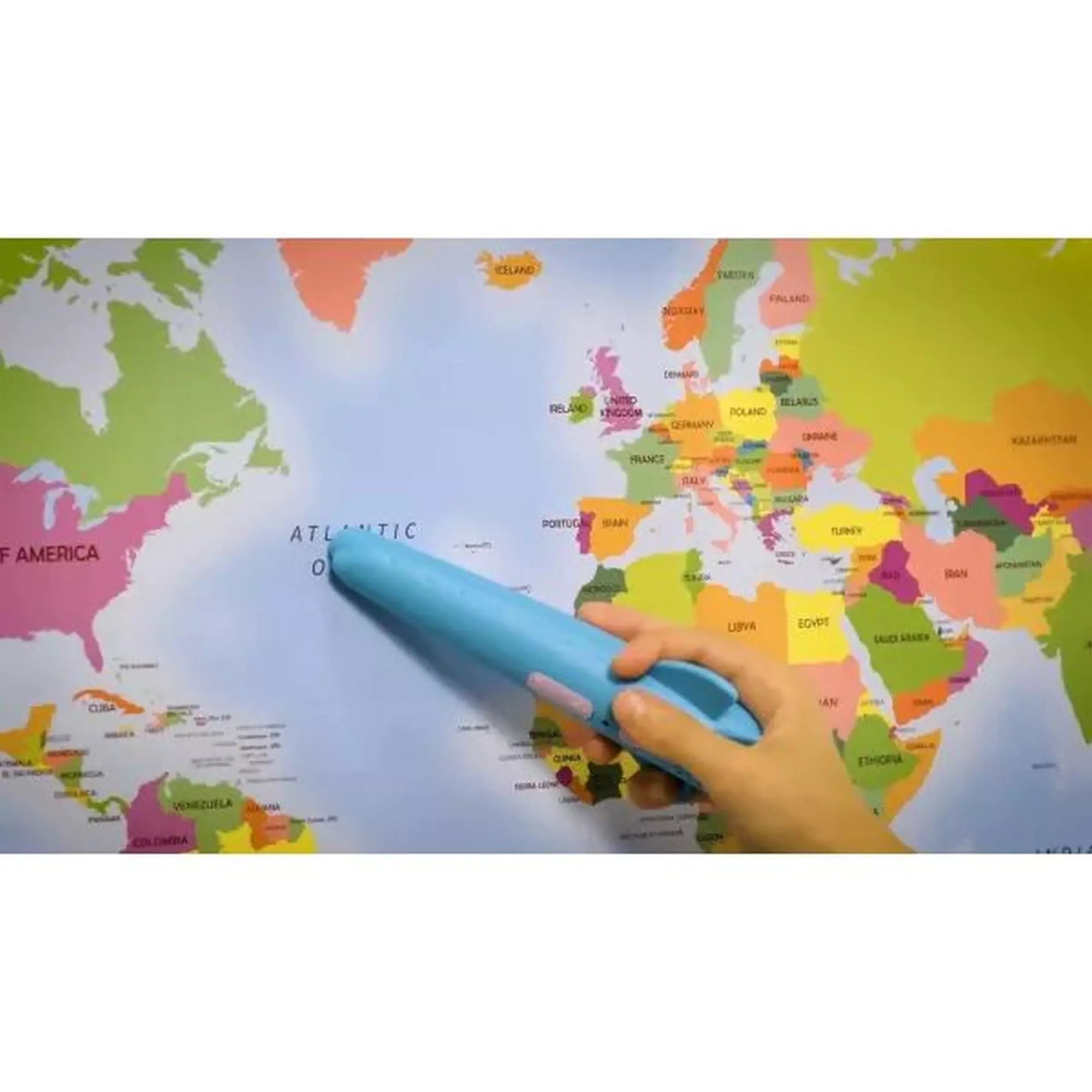 Interaktív tollal használt My Map Pro világtérkép közelről, országok és óceánok felfedezéséhez játékos formában.