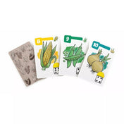 A Nyuszinasi zöldséges kártyáinak részlete: kukorica, zöldborsó és hagyma illusztrációi, mindegyiken dobókocka szimbólummal. A hátoldal mintázata különféle zöldségeket ábrázol rajzos stílusban.
