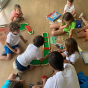 Gyerekek közösen építik és játsszák a Pitch&Plakks moduláris mini golf pályát.