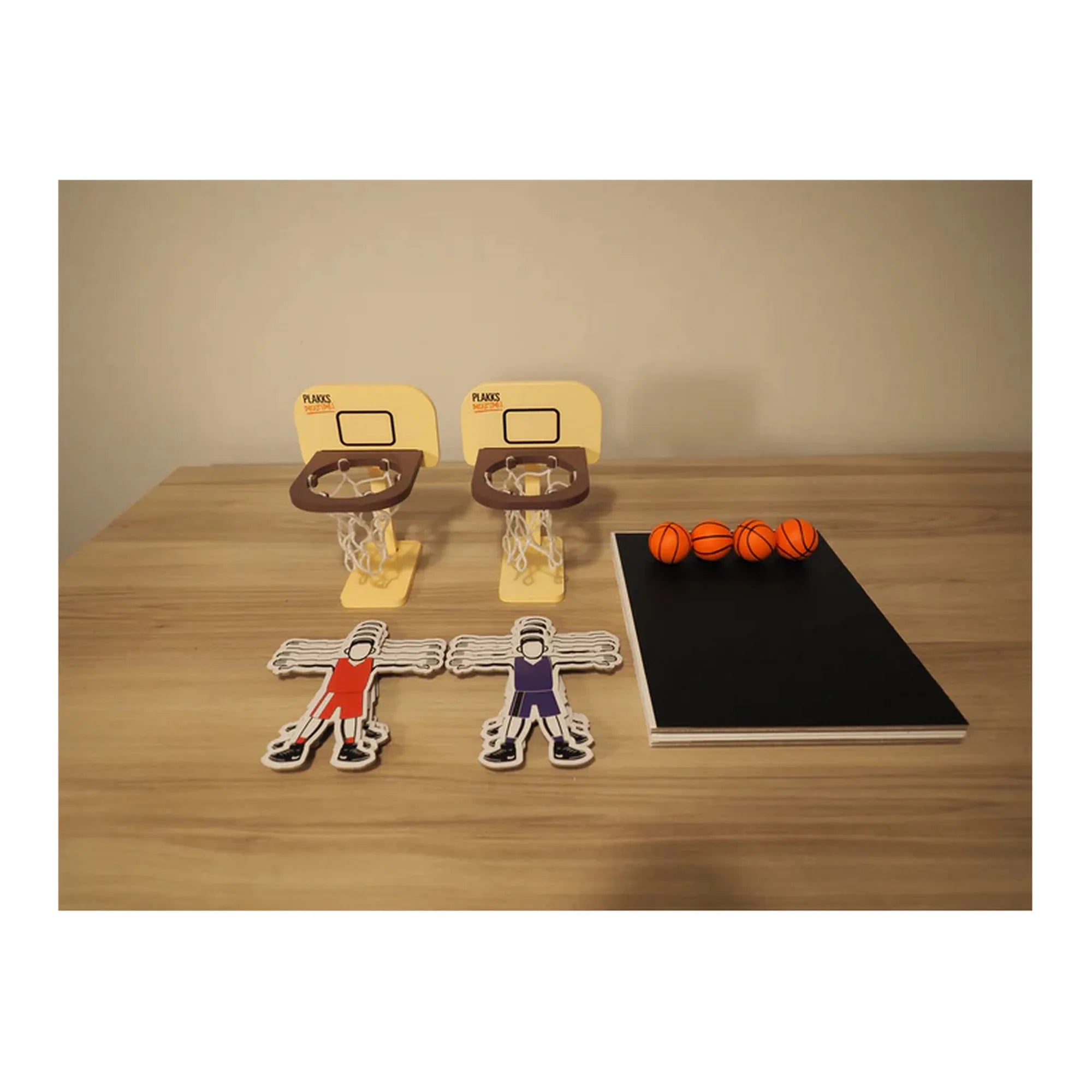 Plakks Basketball játékelemei: két palánk, játékosfigurák, játéktábla és miniatűr kosárlabdák.