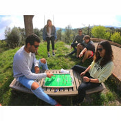 Baráti társaság Plakks Football játékkal játszik a szabadban.