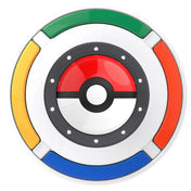 Pokémon Trainer Expert társasjáték kör alakú elektronikus játékelem felülnézetből, színes szegmensekkel és Poké Ball mintával fehér háttéren.