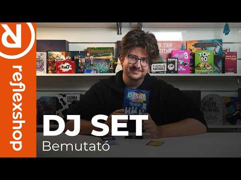 DJ Set zenés partijáték bemutató videója, amelyben a játékos bemutatja a játék dobozát, kártyáit és szabályait. A videóban megmutatja, hogyan lehet a telefonos alkalmazás segítségével zenéket lejátszani, majd a különböző témakártyák és számozott lapok alapján teljesíteni a zenei kihívásokat. A bemutatót a kártyák és az alkalmazás működését szemléltető közeli felvételek egészítik ki.