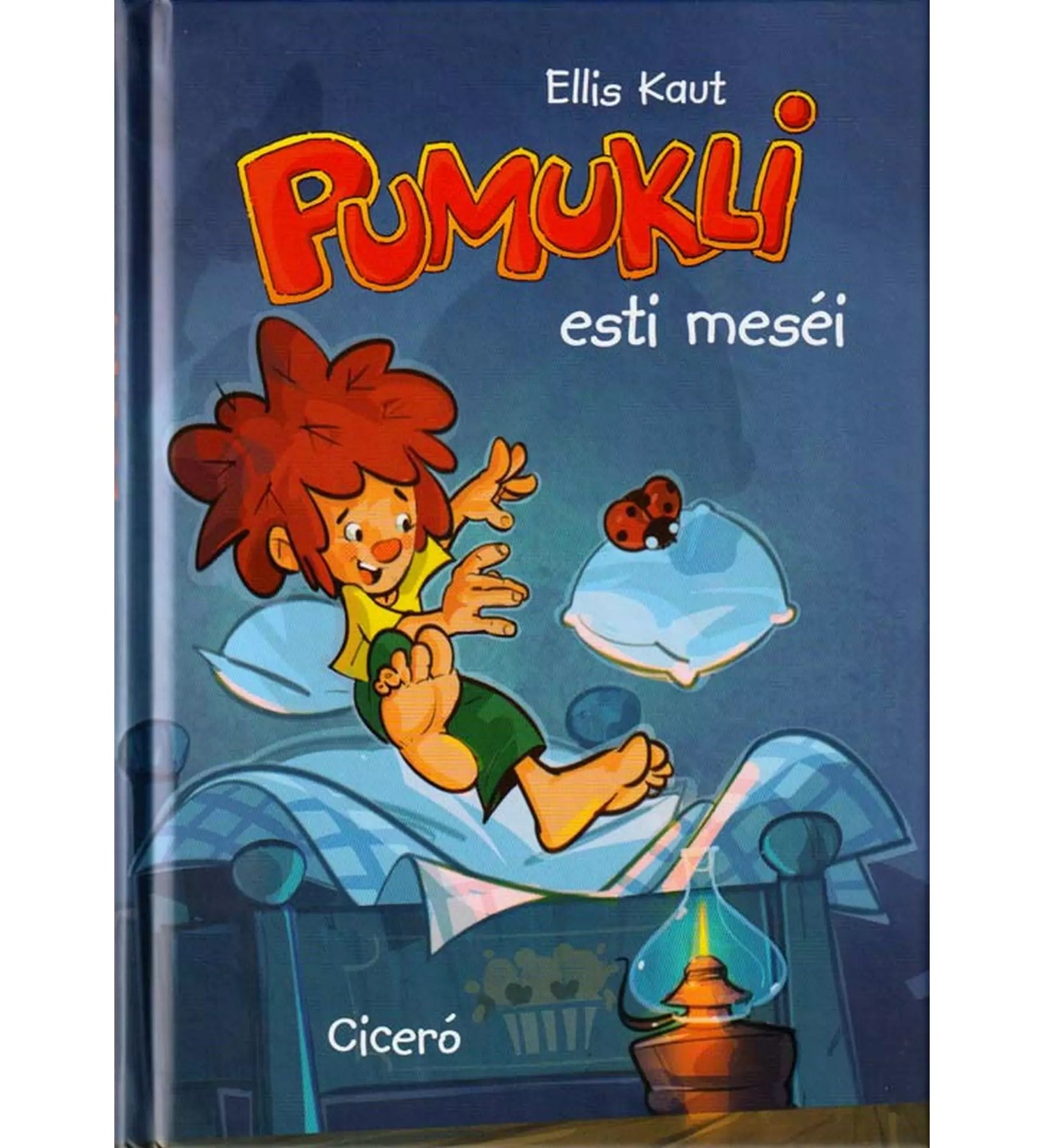  A Pumukli esti meséi könyv borítója, amelyen a vörös hajú kobold, Pumukli egy ágy fölött lebeg párnák és egy katicabogár társaságában, háttérben éjjeli lámpa látható.
