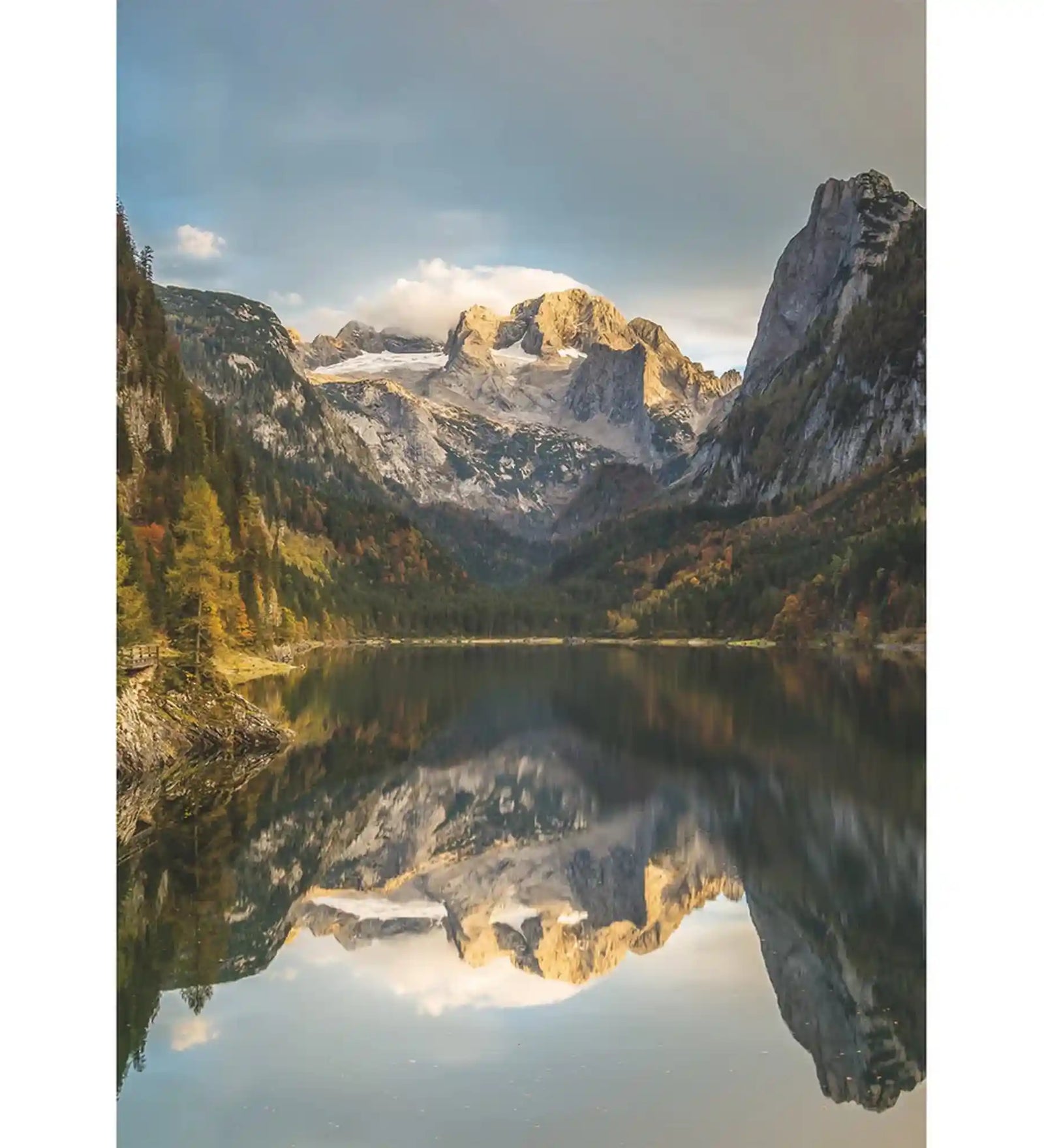 Dachstein-hegység lenyűgöző alpesi tájképe kristálytiszta hegyi tóval, hófödte csúcsokkal és tükörsima vízfelszíni visszatükröződéssel.