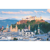 Salzburg város panorámája a híres Hohensalzburg erőddel, történelmi templomtornyokkal és alpesi hegyekkel a háttérben.