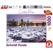 Puzzle Schmidt Christian Ringer Hattyúk Prágában doboza, 1000 darabos prémium kirakó, amely a prágai Károly hidat és hattyúkat ábrázol naplementében.
