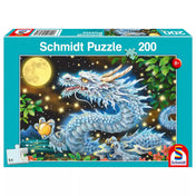 Schmidt Puzzle Dragon Adventure dobozkép, 200 darabos gyermek puzzle, éjszakai jelenetben ábrázolt kék sárkánnyal, teliholddal és csillagokkal, prémium Schmidt minőség.