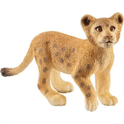 Schleich oroszlánkölyök figura közeli nézetben, részletgazdag szőrmintával és természetes testtartással, a Wild Life puzzle egyik kiemelt állatfigurája fehér háttéren.