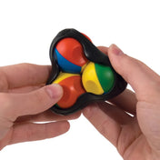 Recent Toys Planets logikai játék használat közben, színes gömbökkel és fekete kerettel, kézben tartva a háromdimenziós fejtörőt.
