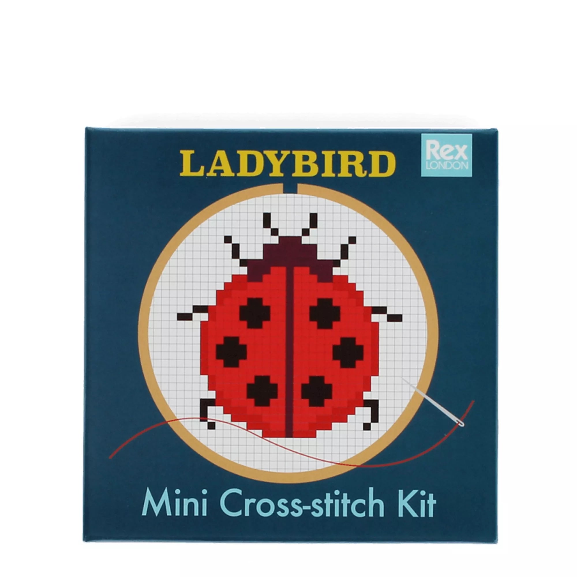 A Rex London Ladybird Mini Cross-stitch Kit doboza sötétkék háttérrel. A borítón pixeles stílusú, piros-fekete katicabogár mintája látható hímzőrácson, alul a termék neve szerepel.