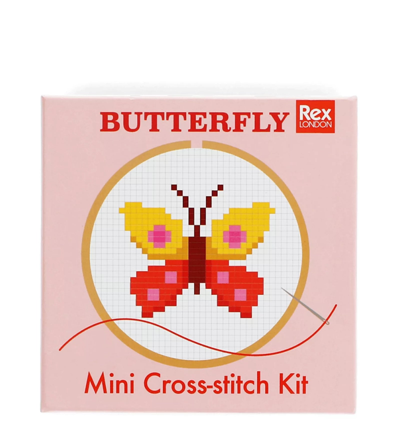A Rex London „Butterfly” Mini Cross-stitch Kit doboza, amelyen egy pixeles mintájú, színes pillangó motívum látható négyzethálós háttéren. A rózsaszín csomagolás a mini goblen készlet tartalmára utal.
