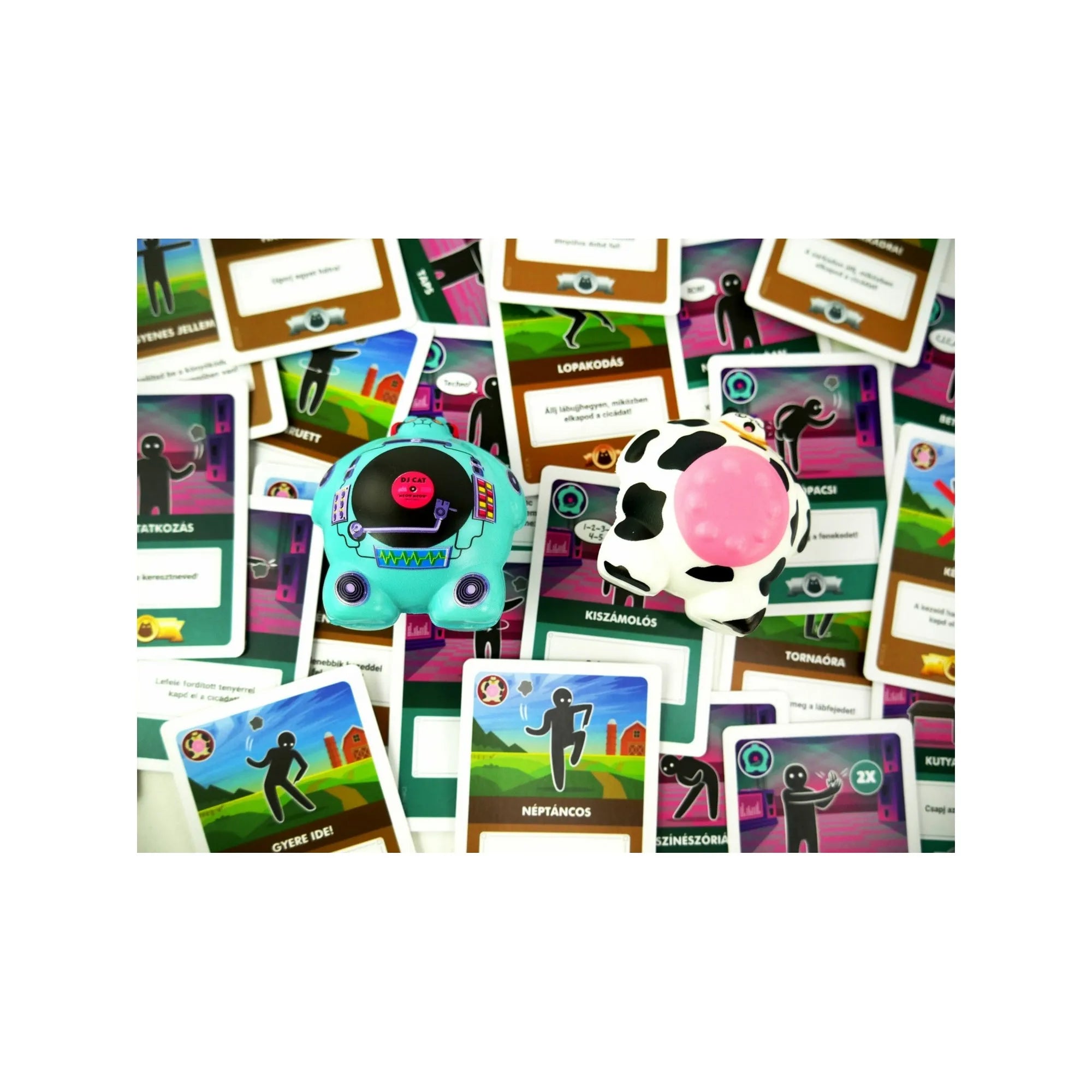 A Röppenő cicák figurák különféle feladatkártyákon állnak, színes illusztrációk között. A kép játékos hangulatot és vidám, mozgalmas játékmenetet idéz.