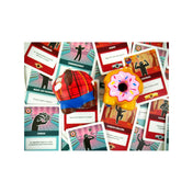 Kártyák és két figura – a Röppenő cicák játék Macsóka és Fánkandúr karakterei színes játékkártyák között, amelyek különböző kihívásokat mutatnak.