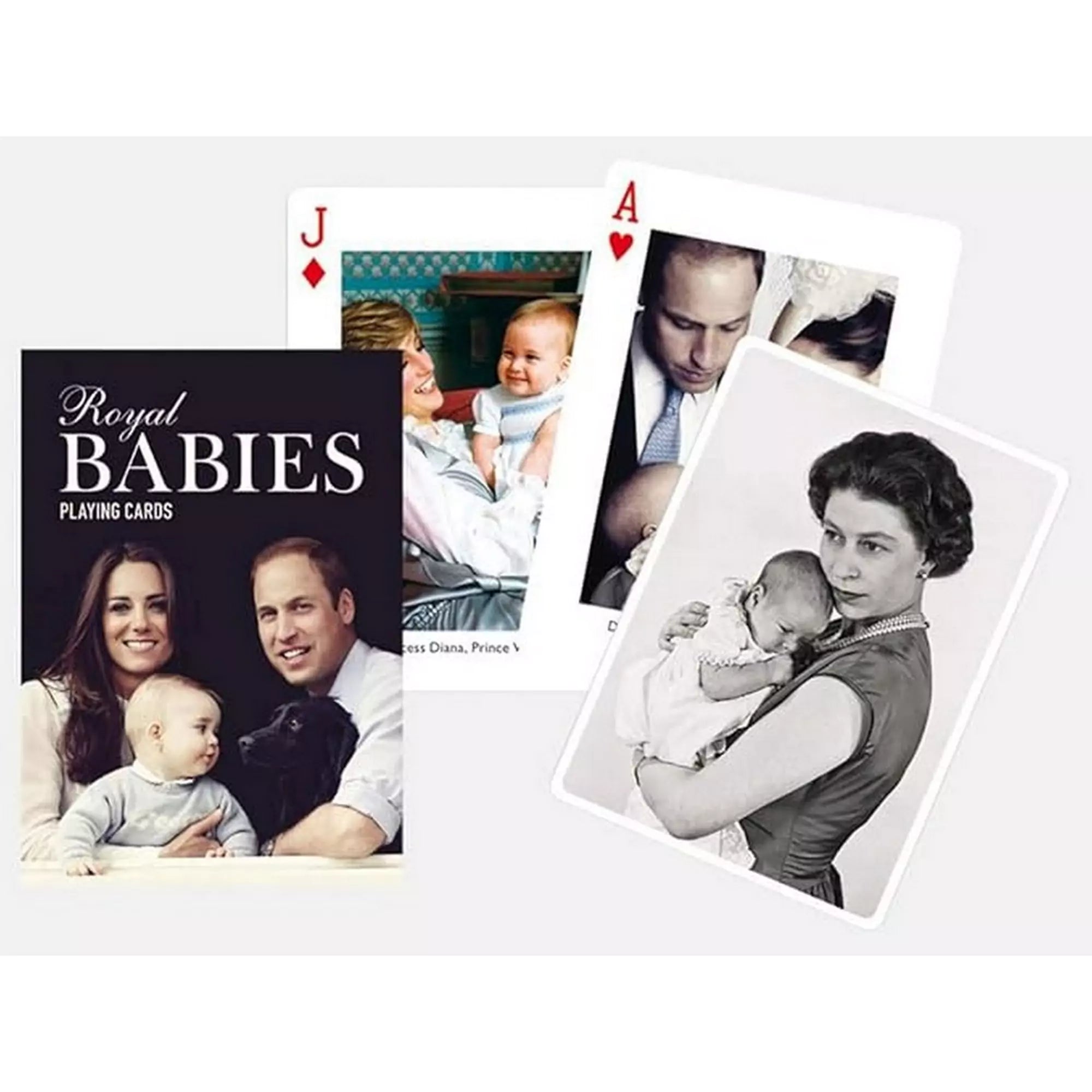 A „Royal Babies, 1x55 lapos kártya” című kártyajáték doboza és néhány kártya látható. A doboz elején egy családi fénykép szerepel, amelyen Katalin hercegné, Vilmos herceg és gyermekük látható. A kártyákon történelmi képek láthatók, például egy fénykép Diana hercegnőről és gyermekéről, valamint egy másik kártyán Erzsébet királynő, aki éppen csecsemőt tart a karjában.