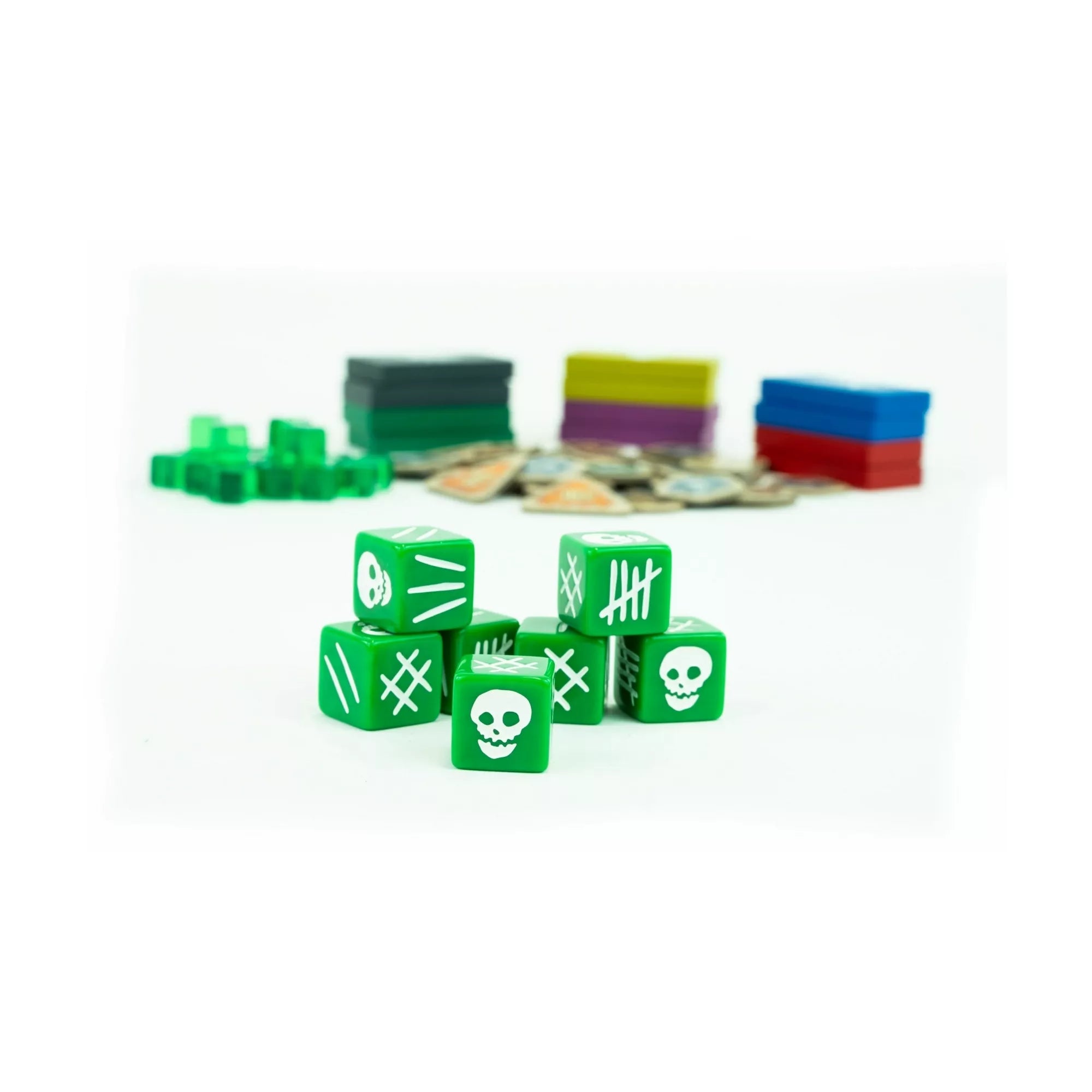 Smaragd Koponyák zöld dobókockák koponya és jelölés ikonokkal, háttérben játékkomponensekkel