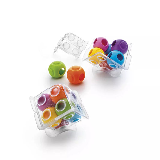 Caged Marbles 3D logikai játék elemei: átlátszó műanyag kocka, színes puzzle golyók és szétszedett kockarészek fehér háttéren.