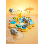 Smart Games Croco Tiles szafari játékjelenet zsiráfokkal, elefántokkal, krokodillal és kék vízmezőkkel, narancssárga háttér előtt.