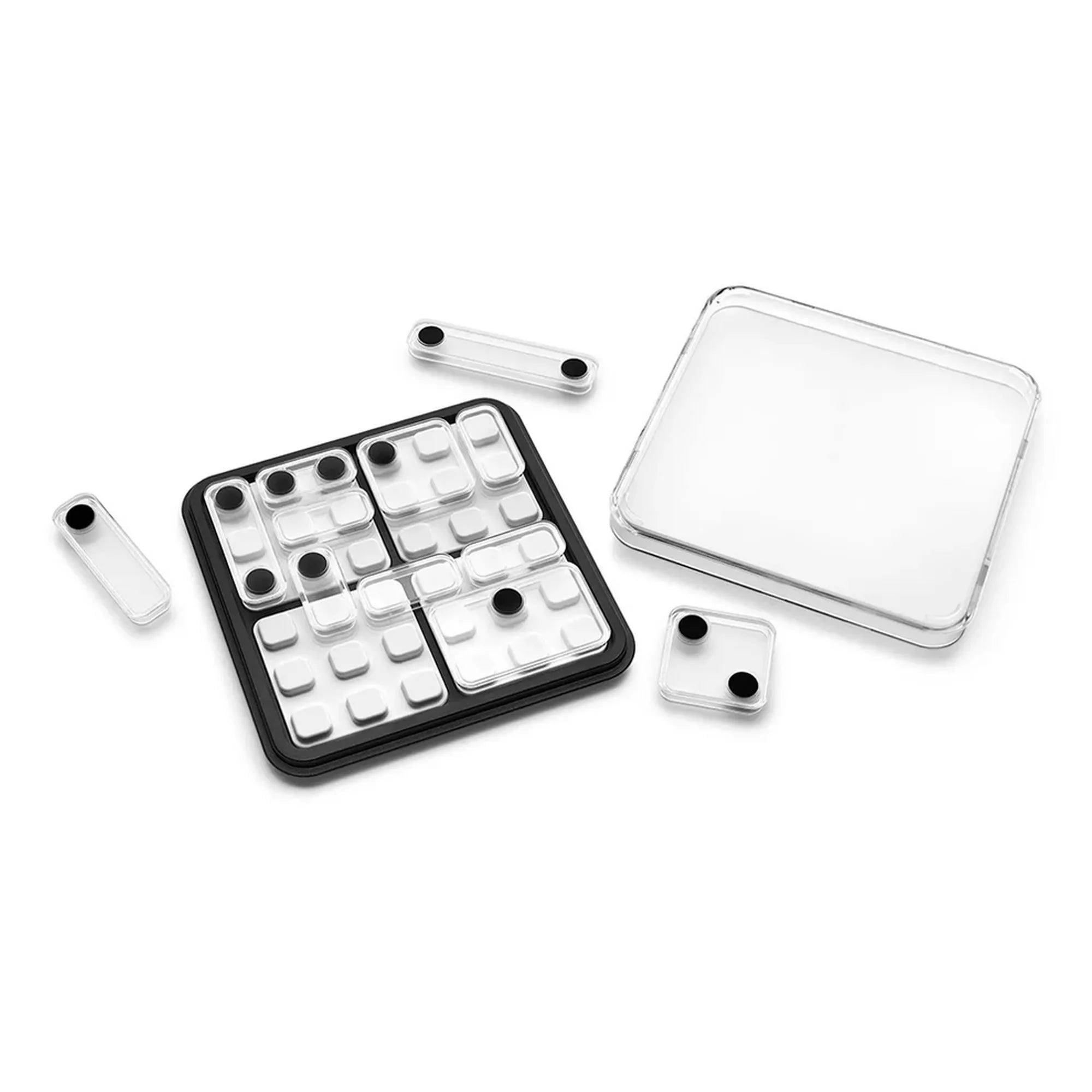 „A Smart Games Dice Deduction játéktábla átlátszó, fekete ponttal jelölt lapkákkal és levehető fedéllel.”