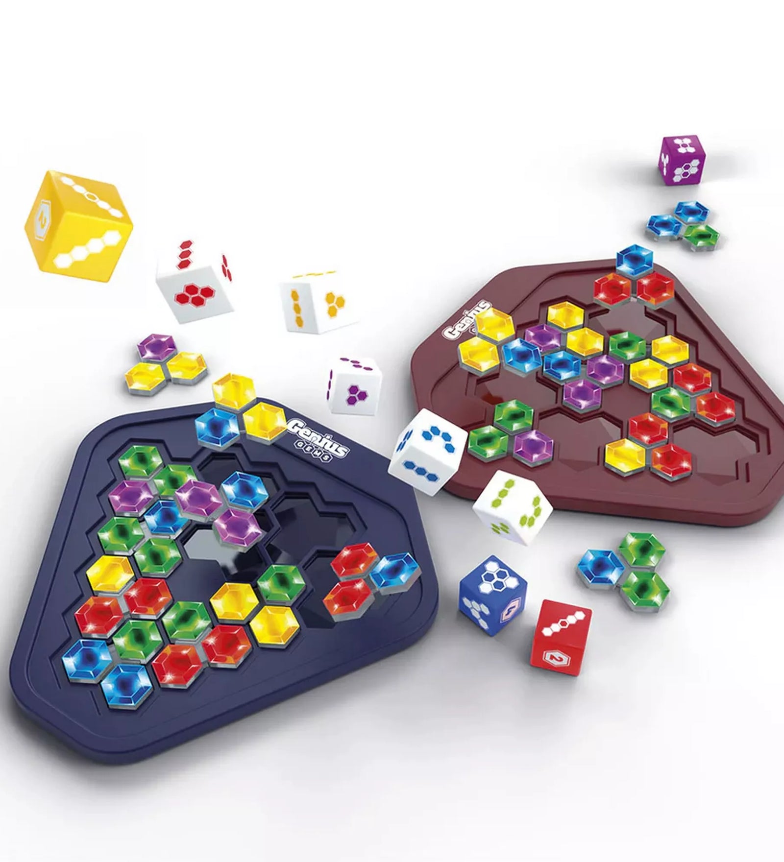 Genius Gems játéktáblák játék közben, színes kövek és dobókockák elhelyezésével