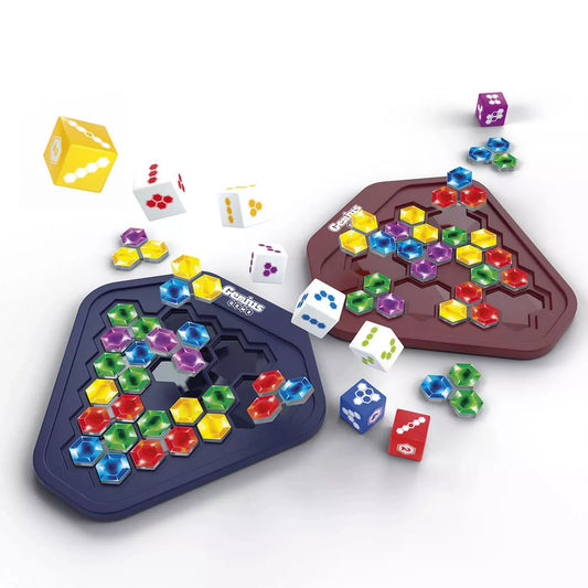 Genius Gems játéktáblák játék közben, színes kövek és dobókockák elhelyezésével