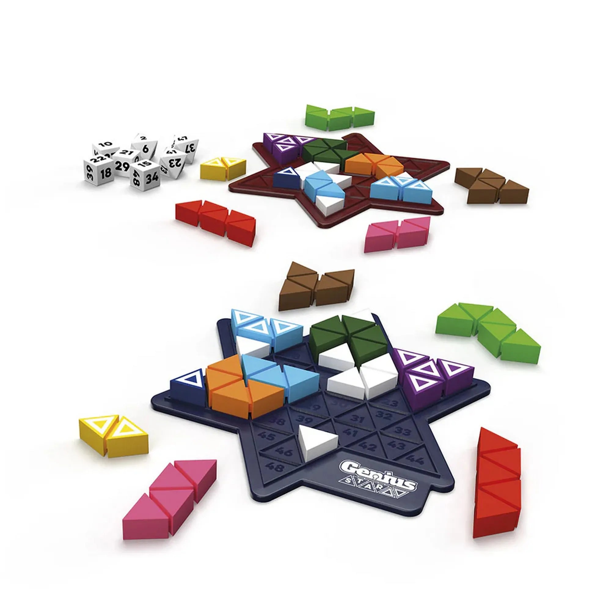 Genius Star játékelemek közelről, csillag formájú táblák, színes geometriai kirakóelemek és számozott dobókockák a teljes készlettel.