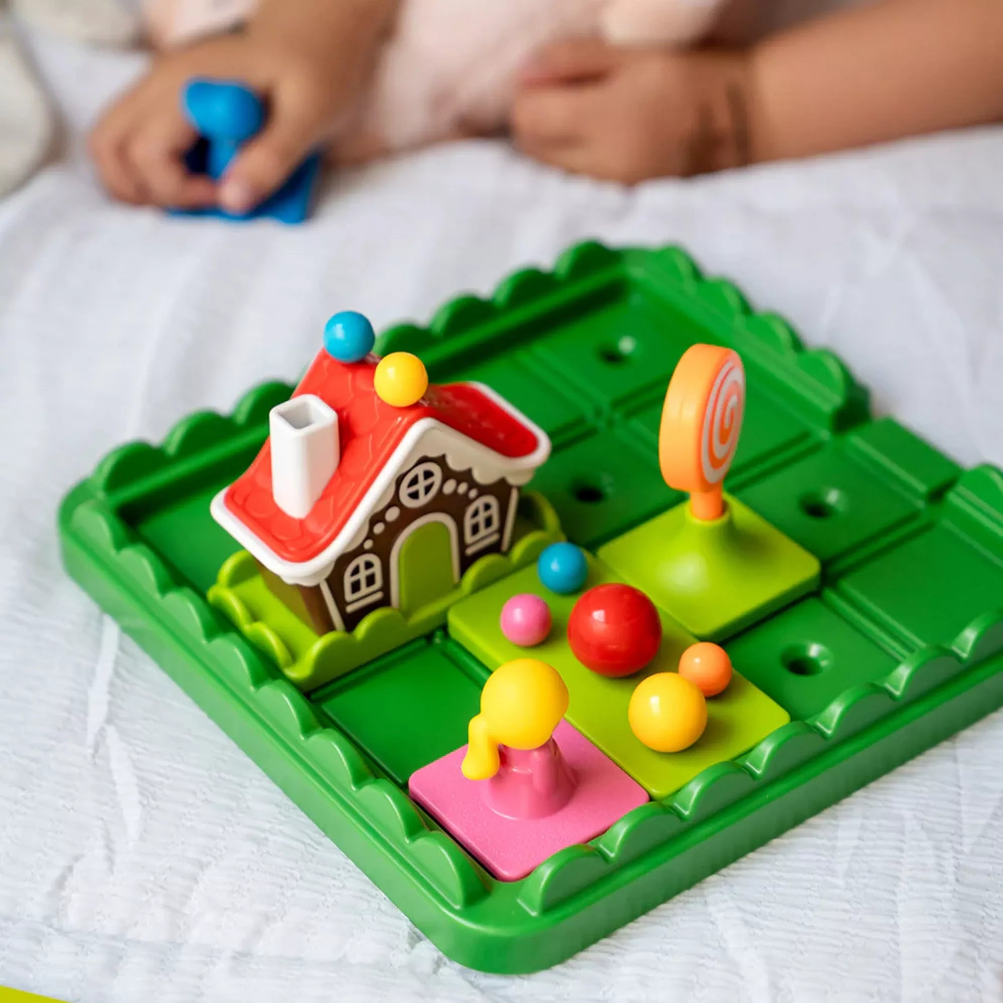 „A Hansel & Gretel Deluxe játéktábla közelről, mézeskalácsházzal, cukorkadíszekkel és a Hansel figurával a pályán.”