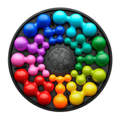 IQ Circle logikai játék játéktáblája, kör alakú fekete alapban elhelyezett, különböző színű és formájú elemekkel.