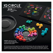 A Smart Games IQ Deluxe Circle logikai játék kinyitott állapotban, mellette a feladványfüzet különböző szintű kihívásokat mutató oldalai. A kép alján látható a játéktábla, a színes elemek és a szabályzat, valamint a tartalomleírás román nyelven.